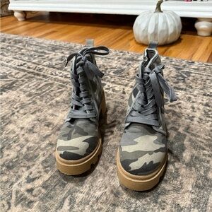 Sugar Ankle Boots in Gray and green camo size 7